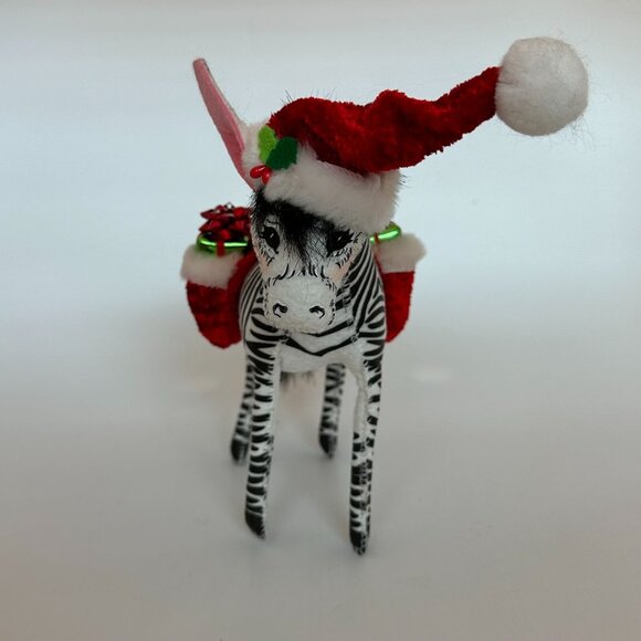 Annalee 2012 Posable 7" Holiday Zebra Carrying Presents with Christmas Hat Gifts - Picture 2 of 10